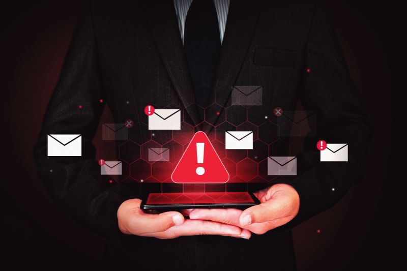 Rappresentazione di attacco phishing e rischio cybersecurity aziendale.