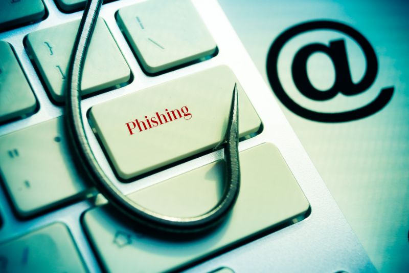 Simbolo di truffa informatica tramite email (phishing) e furto di dati online.