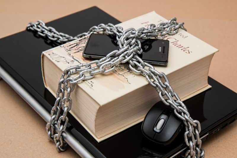 Smbolo di protezione dati, sicurezza informatica e difesa da attacchi phishing.