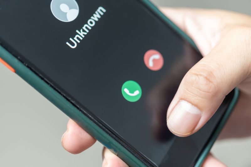 Chiamata da numero sconosciuto su smartphone, esempio di vishing e truffa telefonica legata alla cybersecurity.